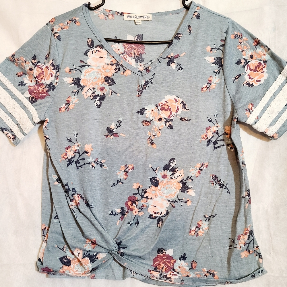 Womens XL Wallflower V-Neck knot Tee